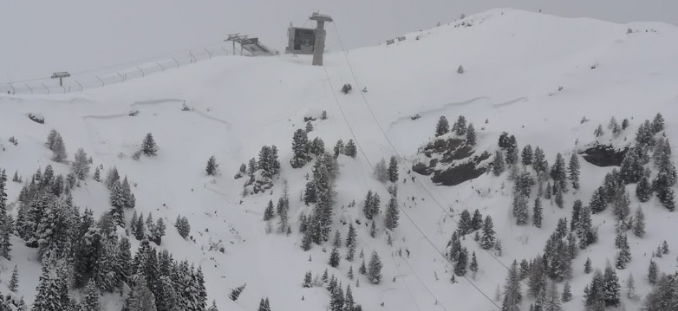 Il passaggio di 3 sciatori provoca il distacco di una grossa slavina